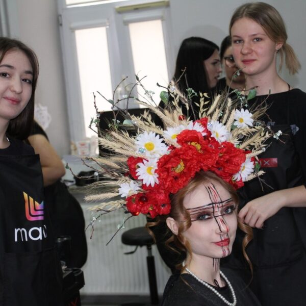 Fantazyjne fryzury, makijaże i stroje. „Bal duchów” w…